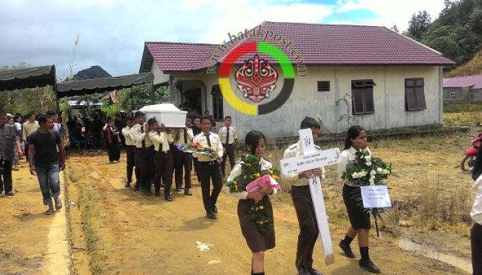 Ester Dikebumikan, Teman Satu Sekolah Angkat Peti Jenazah dan Berikan Penghormatan
