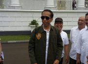 Keren! Jokowi Pakai Kacamata Hitam di Halaman Istana