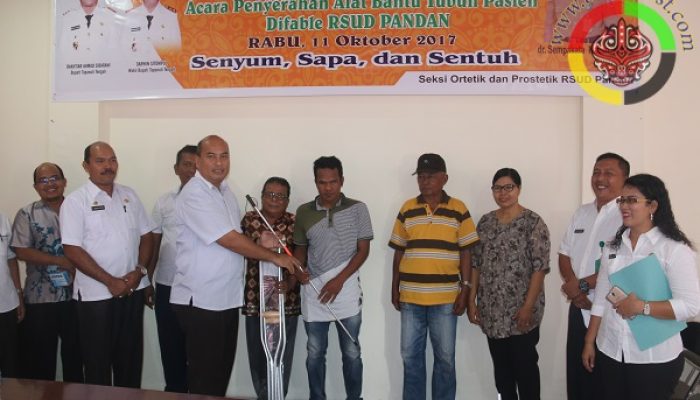 Pengusaha Tapteng Serahkan Alat Bantu Tubuh Bagi Pasien Difabel