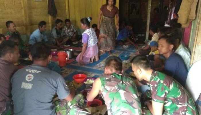 Satgas TMMD Disuguhi Nasi Perang Oleh Masyarakat Pakpak