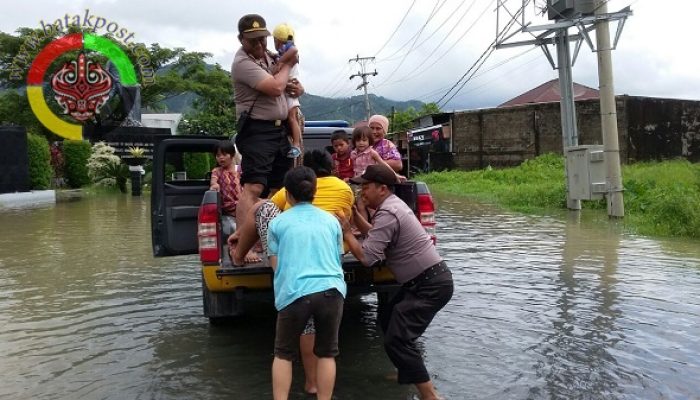 Aksi Kapolsek Pandan Bantu Korban Bajir