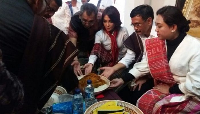 Djarot-Sihar Diberangkatkan Secara Adat, Diberi Ulos dan Ikan Mas Arsik