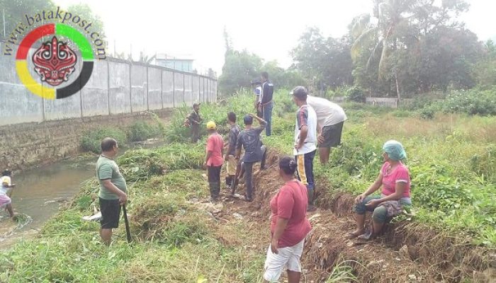 Aparatur Kecamatan dan Warga Bersihkan Sungai Sarudik