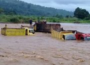 Lima Truk Pengangkut Batu Terjebak Luapan Sungai Pinangsori
