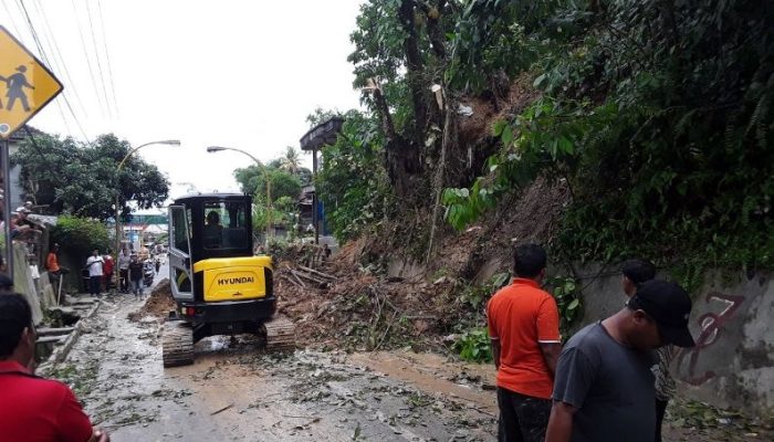 Jalan Sibolga-Barus Tertimbun Longsor