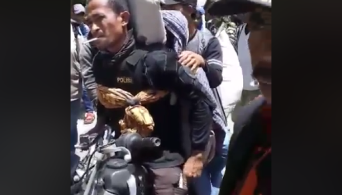 Bah..Mayat Ini Dibonceng Naik Sepeda Motor