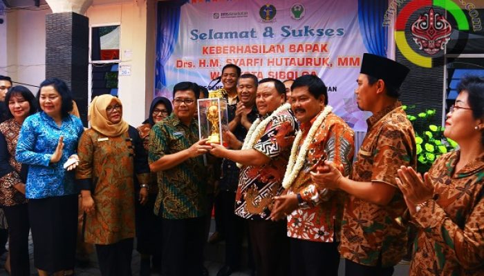 Mantap, Walikota Sibolga Terima Penghargaan UHC Dari Presiden