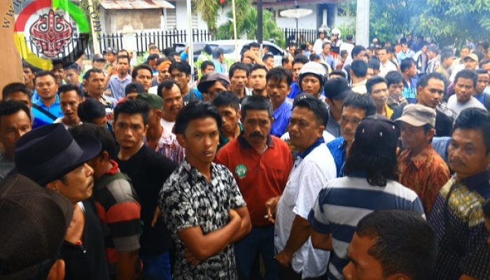 Ratusan Perwakilan Linmas Demo KPUD Tapteng