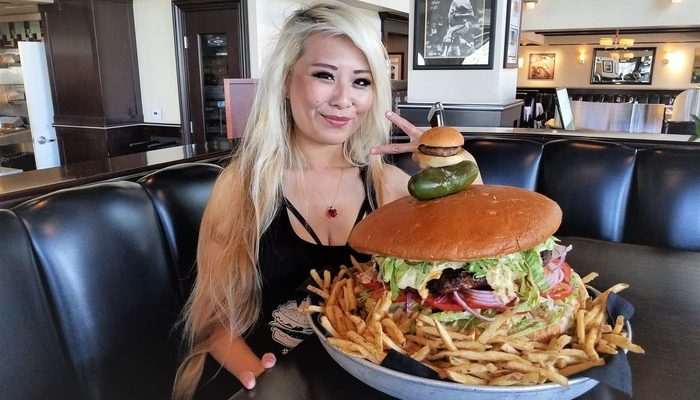 Hebat! Wanita Ramping Ini Coba Habiskan Burger Seberat 4,5 Kg
