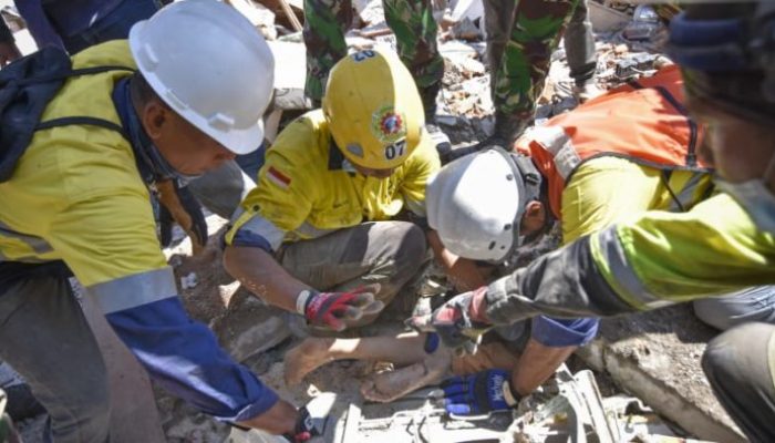Ajaib! Wanita Ini Selamat Setelah 2 Hari Tertimbun Reruntuhan Gempa Lombok