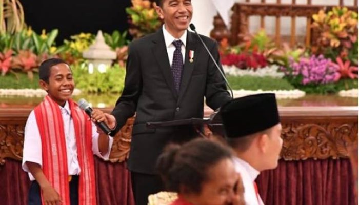 Inilah Cerita Joni Pemanjat Tiang Bendera di NTT kepada Presiden Jokowi