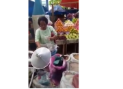 Penjual Ombus-ombus di Pasar Sibolga Ini Nyanyikan Lagu Unik Untuk Presiden Jokowi
