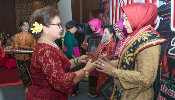 Ny Citra Bakhtiar Ahmad Sibarani Terima Penghargaan
