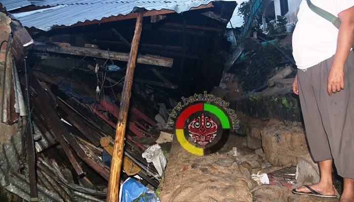 Si Ibu Dalam Posisi Memeluk Anaknya