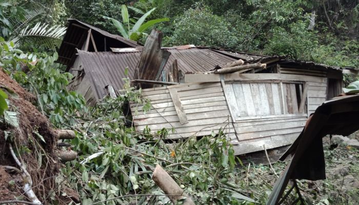 Rumah Mas Muda Rusak Dihantam Longsor di Sitahuis