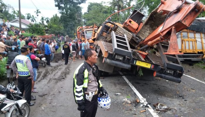 2 Truk Tronton Adu Banteng di Tanah Karo, 3 Orang Tewas