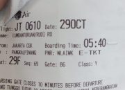 Cium dan Peluk Ibunya Sebelum Terbang