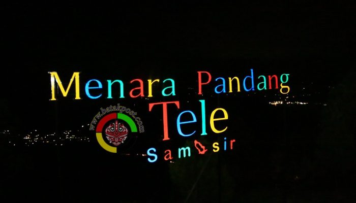 Menantang Dinginya Udara Malam di Menara Pandang Tele Samosir