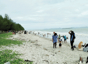 Pengunjung Pantai Binasi Ramai