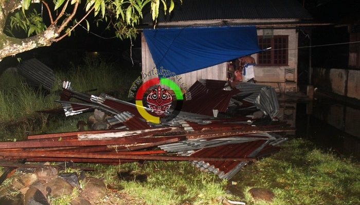Lima Rumah Rusak Dihantam Angin Puting Beliung di Tapteng