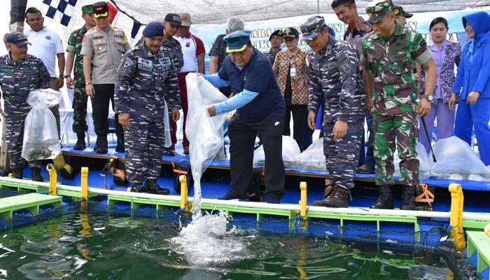 Wali Kota Sibolga dan Forkopimda Tabur Benih Ikan di KJA 77