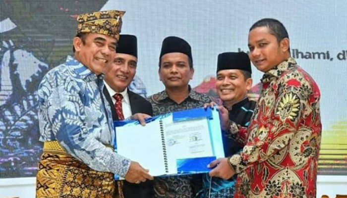 Bupati Tapteng Terima Penghargaan dari Menteri Agama RI