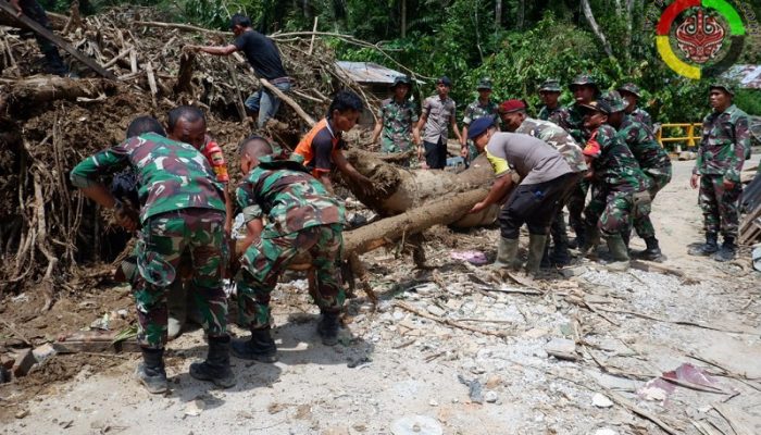 Pasukan PRCPB Yonif 123/RW Bantu Masyarakat Relokasi dan Bersihkan Lumpur