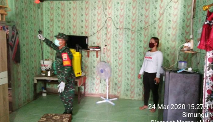 Babinsa Koramil 03/Parongi Lakukan Penyemprotan Disinfektan ke Rumah Warga