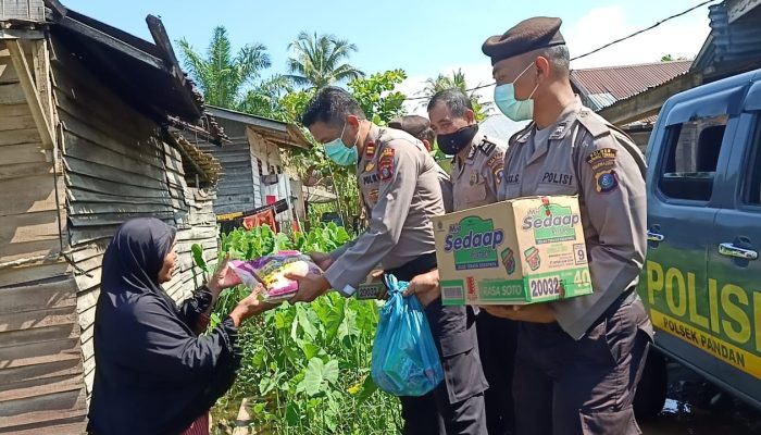 Polres Tapteng Berbagi Kasih Dengan Warga Kurang Mampu di Lima Kecamatan