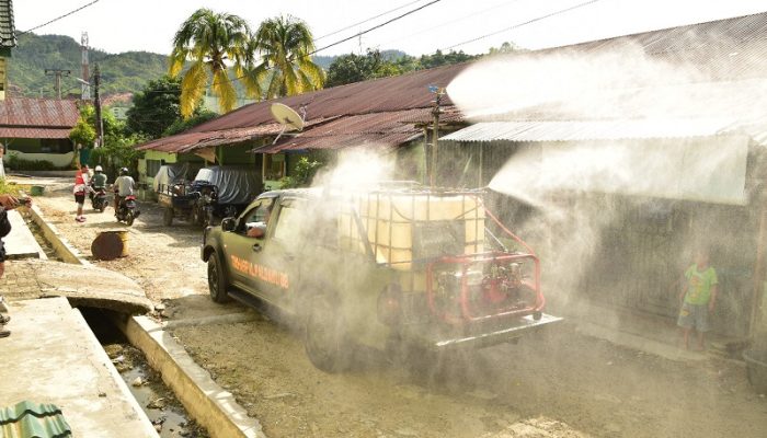 Cegah Penyebaran COVID-19, Korem 023/KS Lakukan Penyemprotan Disinfektan