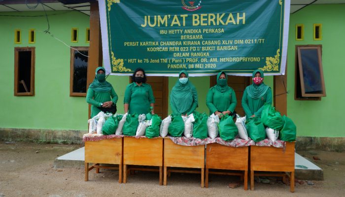 Persit Kodim 0211/TT Serahkan Bansos Jumat Berkah Ibu Hetty Andika Perkasa