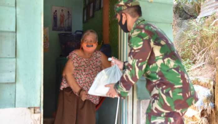 Korem 023/KS Bagikan Paket Sembako Untuk Masyarakat Kurang Mampu