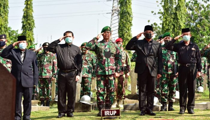 Kasad Pimpin Upacara Pemakaman Alm Jenderal TNI (Purn) Pramono Edhie Wibowo