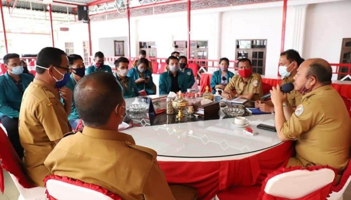 Bupati Nikson Minta Mahasiswa KKN Untuk Mensosialisasikan PHBS Kepada Masyarakat