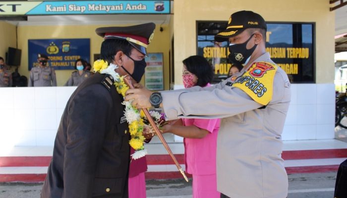 Kapolres Tapteng Pimpin Upacara Pelepasan Purna Bhakti Iptu Ramses Hutagaol