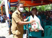 Bupati Tapteng Berikan Bantuan Beras 4,5 Ton dan Uang Tunai Untuk 450 Orang di Sirandorung