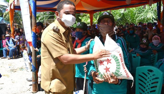 Bupati Tapteng Berikan Bantuan Beras 4,5 Ton dan Uang Tunai Untuk 450 Orang di Sirandorung