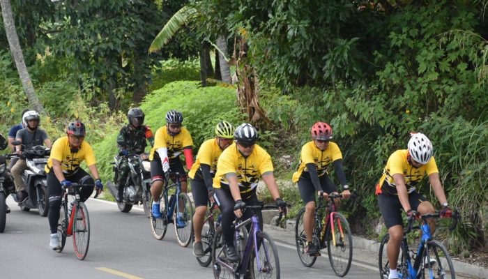 Danrem 023/KS “gowes” bersama di Samosir