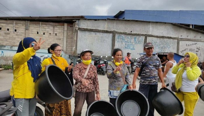 Pasangan ABADI Bagikan Ember dan Masker kepada Pedagang Ikan
