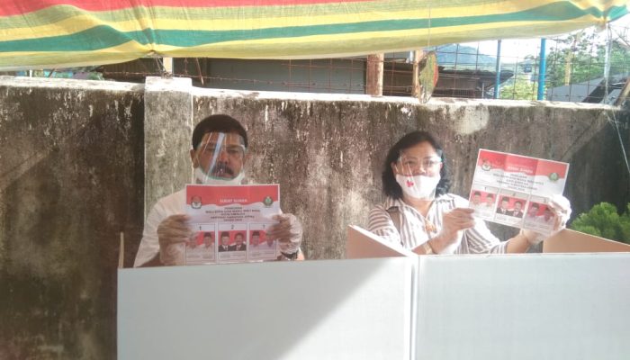 Edi Polo Sitanggang dan Keluarga Selesai Mencoblos