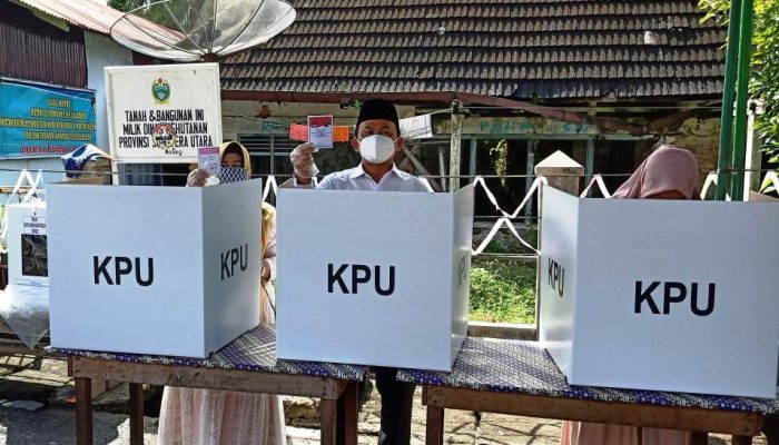 Calon Wali Kota Sibolga, Ahmad Sulhan Sitompul Mencoblos di TPS 11