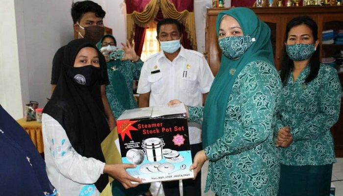 Pelaku UKM/IKM Tapteng Terima Bantuan 10 Unit Gerobak Jualan