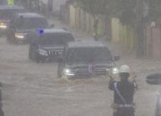 Mobil Presiden Jokowi Terobos Banjir