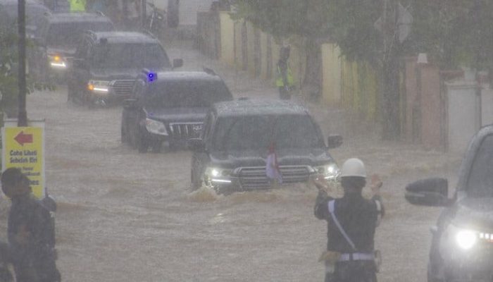 Mobil Presiden Jokowi Terobos Banjir