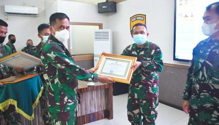 Danrem 023/KS Berikan Penghargaan Kepada Dandim dan Babinsa