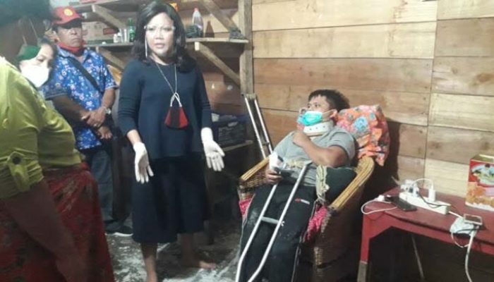 Satika Simamora Antarkan Bantuan Untuk Warga Yang Sakit di 3 Desa Terpencil