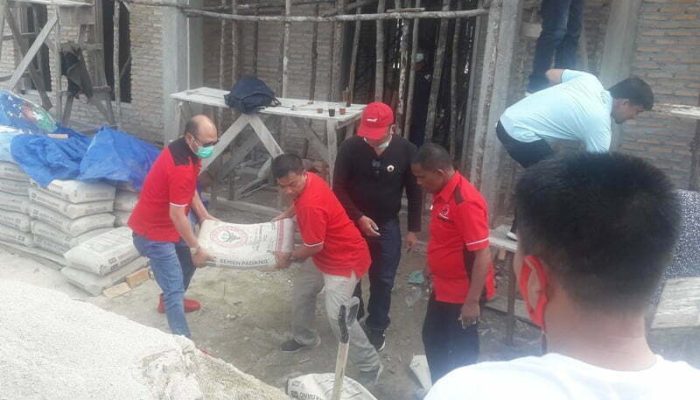 Ketua PDI Perjuangan Taput Ikut Gotong Royong Bangun Kantor Sekretariat