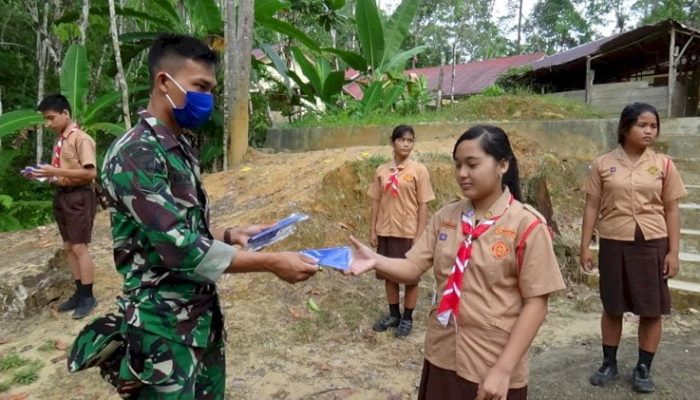 Pelajar SMPN 3 Gunungsitoli Dapat Masker dari Satgas TMMD Kodim Nias