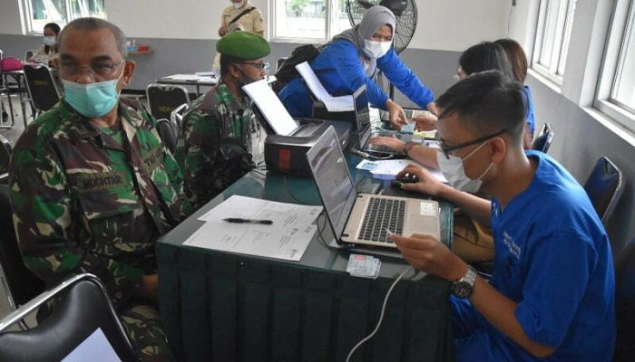 Prajurit dan ASN Korem 023/KS Divaksin Tahap Pertama