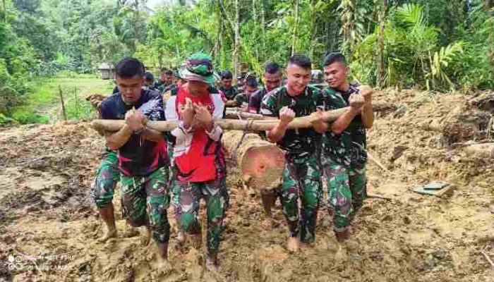 Luar Biasa Semangat Satgas TMMD Membangun Jembatan